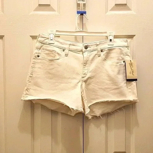 Universal Thread White Denim Mid Rise Shorts - 4" inseam- NWT- Size 10 - raw hem - Picture 1 of 3